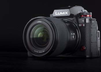 La Panasonic S1R II aggiorna il modello sul mercato dal 2019 introducendo tantissime novità, a partire dal sensore che scende a 44MP di risoluzione, ma concede la ripresa video in 8K. Costa 3.600 euro.