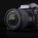 La Panasonic S1R II aggiorna il modello sul mercato dal 2019 introducendo tantissime novità, a partire dal sensore che scende a 44MP di risoluzione, ma concede la ripresa video in 8K. Costa 3.600 euro.
