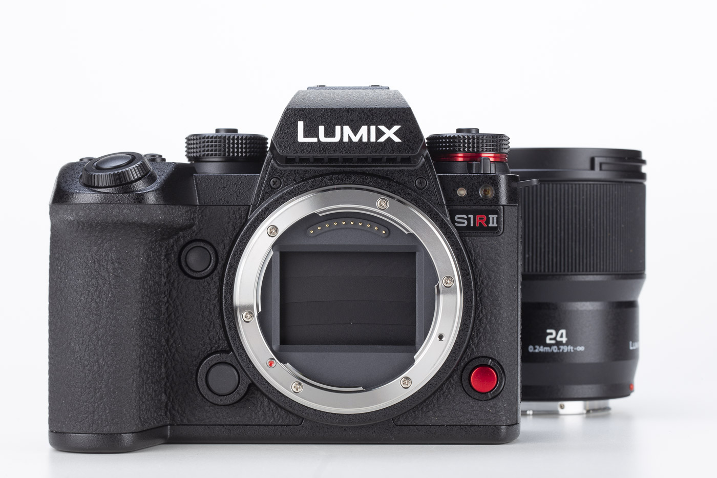 Il sensore stabilizzato della Panasonic Lumix S1R II – lo vediamo anche protetto dalla tendina in carbonio – offre poco più di 44MP di risoluzione e spinge il vertice della scala ISO standard a 51.200: grazie al supporto del processore L², la fotocamera concede fino a 40 inneschi in un secondo e supporta la ripresa video 8K.