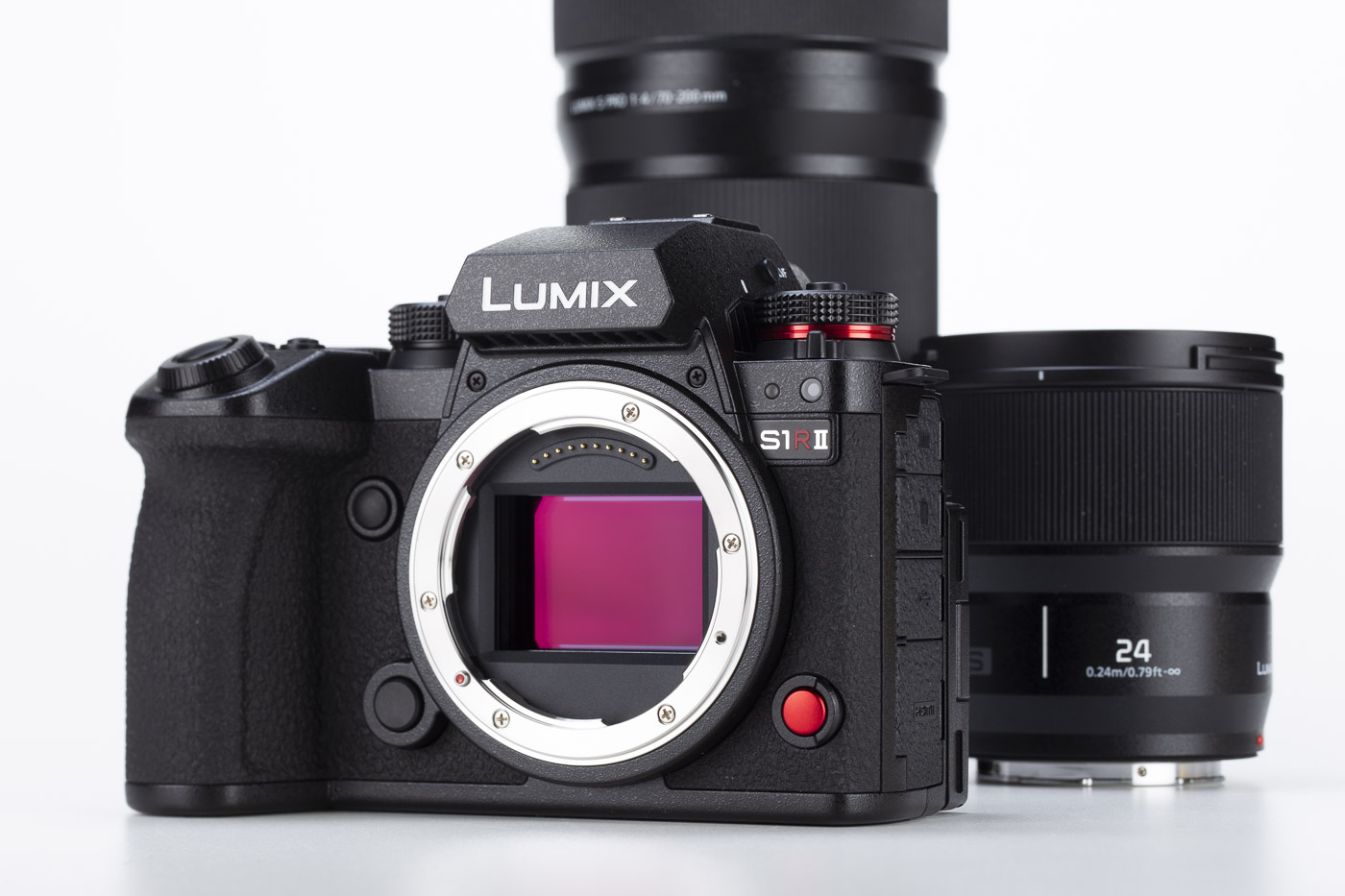 Il sensore stabilizzato della Panasonic Lumix S1R II – lo vediamo anche protetto dalla tendina in carbonio – offre poco più di 44MP di risoluzione e spinge il vertice della scala ISO standard a 51.200: grazie al supporto del processore L², la fotocamera concede fino a 40 inneschi in un secondo e supporta la ripresa video 8K.