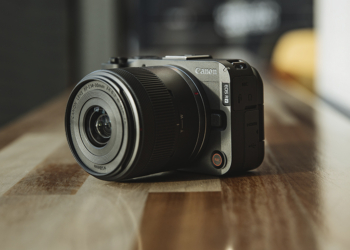 Sensore APS-C da 24MP e innesto RF. La Canon Eos R50 V è pensata per Vlogger e Content Creator alle prime armi che non vogliono spendere una fortuna per iniziare a produrre contenuti di qualità da pubblicare sui social.