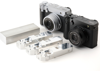 Alcune componenti della nuova Fujifilm GFX100RF sono realizzate in alluminio ricavato da pieno. La fotocamera sarà disponibile in due colorazioni classiche, ossia nero e argento.