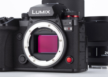 Panasonic Lumix S1R II, sensore scoperto. Vista di trequarti.