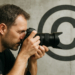 fotografo con simbolo copyright