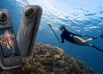 Insta360 X5 fronte/retro su sfondo subacqueo