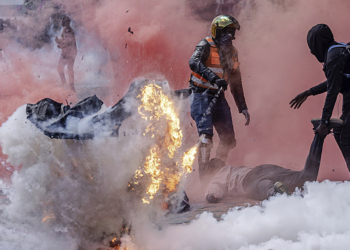 In prima linea tra fumo, fiamme e sangue: la rivolta keniota della Generazione Z