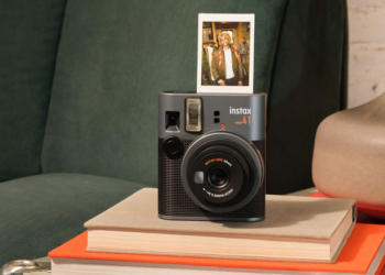 La nuova Instax Mini 41, fotocamera analogica compatibile con le pellicole a sviluppo istantaneo Instax Mini, sarà presto disponibile al prezzo di 120 euro.