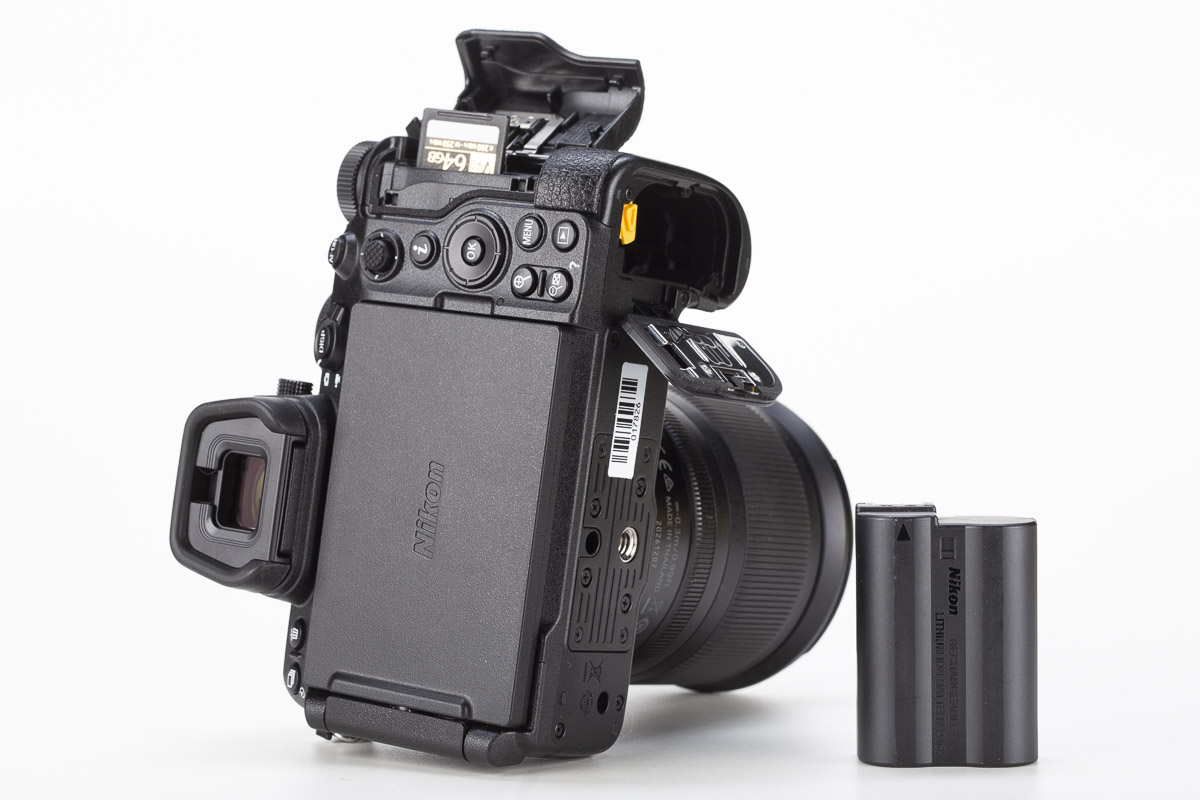 Nikon Z5II batteria e scheda di memoria