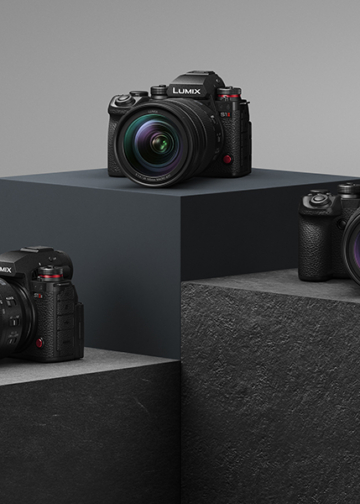 La seconda generazione della gamma S1 di Lumix al completo. In alto la nuova S1II con sensore parzialmente stacked, a sinistra la S1IIE con il CMOS da 24MP della S5II e a destra la S1RII con sensore da 44MP.
