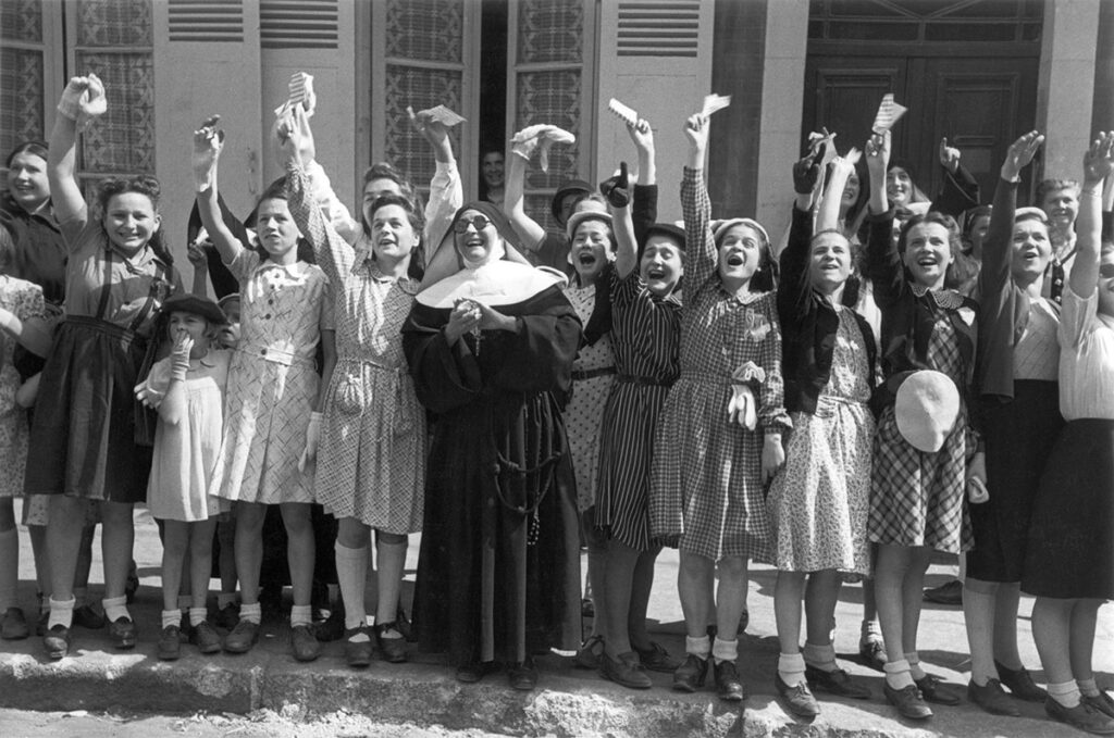 Gli abitanti di Alencon accolgono i soldati americani che liberano la città. Alençon, Normandia, Francia, 12 agosto 1944. Robert Capa/International Center of Photography/Magnum Photos