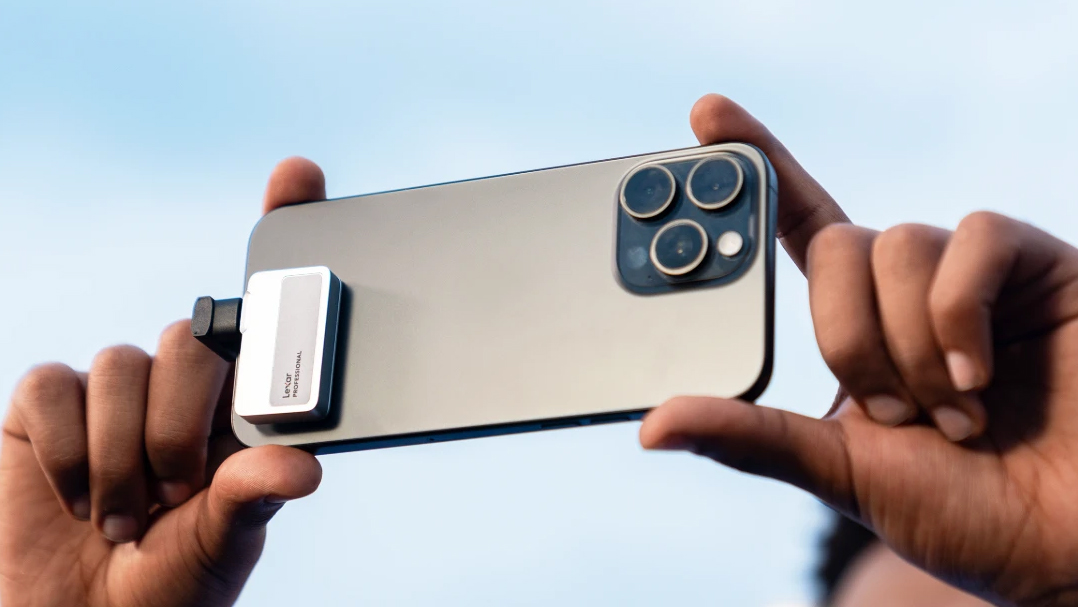 Il Lexar Professional Go è indicato anche per chi, semplicemente, necessita di un dispositivo di archiviazione esterno compatto, ma capiente. Qui vediamo l'unità abbinata a uno smartphone tramite uno degli adattatori in dotazione, che permette di farla aderire perfettamente al dorso del dispositivo.