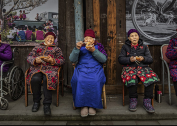 La fotografa cinese Xiaoling Li è stata incoronata Vincitrice Assoluta dei World Food Photography Awards, sponsorizzati da Bimi, e ha ricevuto un premio di 5.000 sterline per una commovente immagine che ritrae anziani vicini di casa riuniti a condividere storie mentre gustano involtini primavera del Sichuan.