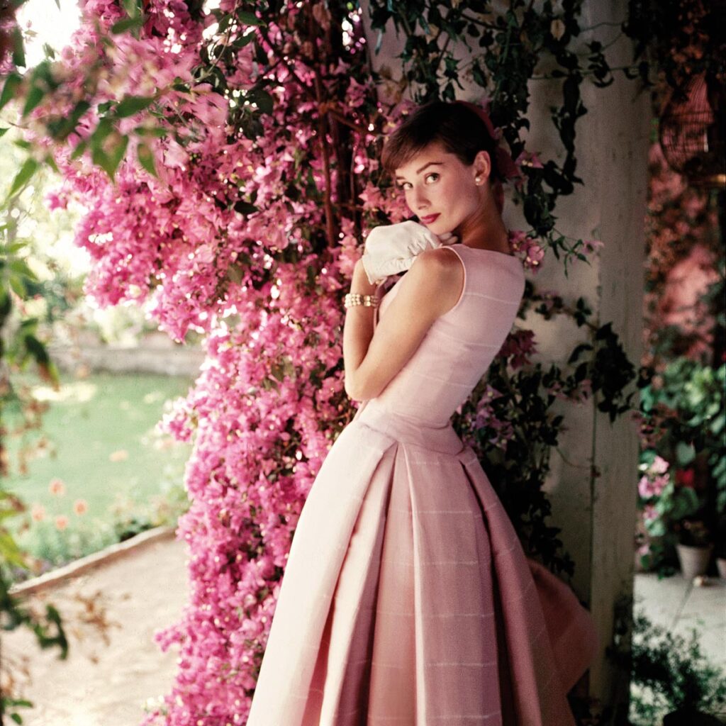 Audrey Hepburn (1929-1993), La Vigna, la villa di Hepburn Hepburn vicino Rome. Glamour, dicembre 1955. © Norman Parkinson Archive/ Iconic Images 2025