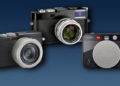 Oltre alle tre fotocamere nell'immagine, Leica festeggia il centenario della Leica I anche con un binocolo e il libro commemorativo "100 Leica Stories".