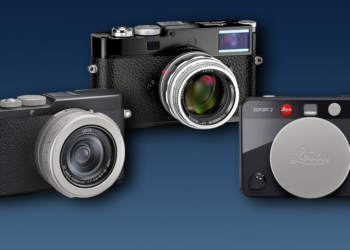 Oltre alle tre fotocamere nell'immagine, Leica festeggia il centenario della Leica I anche con un binocolo e il libro commemorativo "100 Leica Stories".