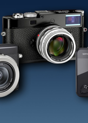 Oltre alle tre fotocamere nell'immagine, Leica festeggia il centenario della Leica I anche con un binocolo e il libro commemorativo "100 Leica Stories".