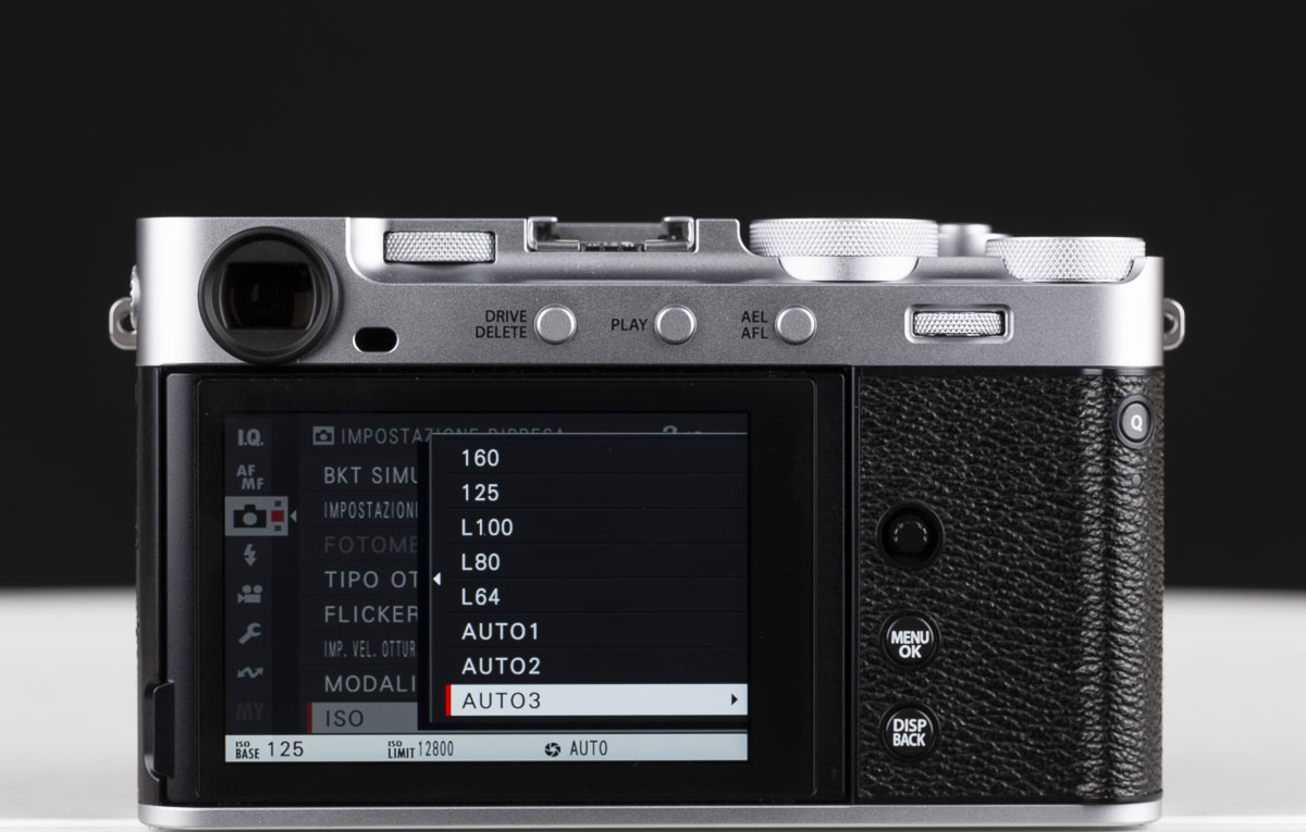 La scala delle sensibilità nativa della Fujifilm X-E5 (125-12.800) può essere estesa verso il basso a 80 ISO e verso l’alto fino a 51.200; ai valori di fondo scala, tuttavia, si assiste a un progressivo deterioramento della qualità dell’immagine, pertanto sconsigliamo di spingersi oltre il limite standard.