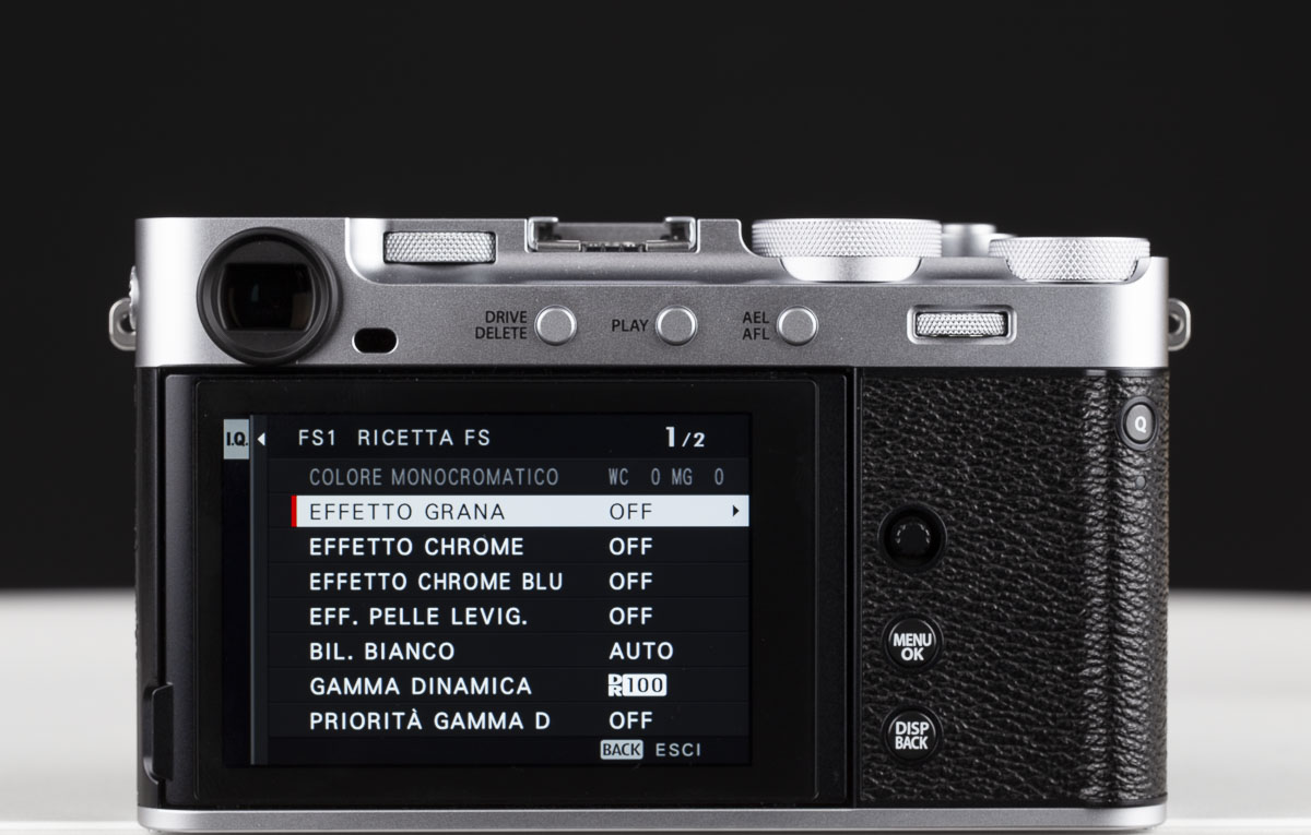 La ghiera dedicata alla selezione delle Film Simulation ospita tre registri personalizzabili con altrettante "ricette": ciascuna di esse può essere configurata a piacere combinando al timbro immagine anche alcuni effetti, come la grana, il bilanciamento del bianco o il DR per la gestione della gamma dinamica.
