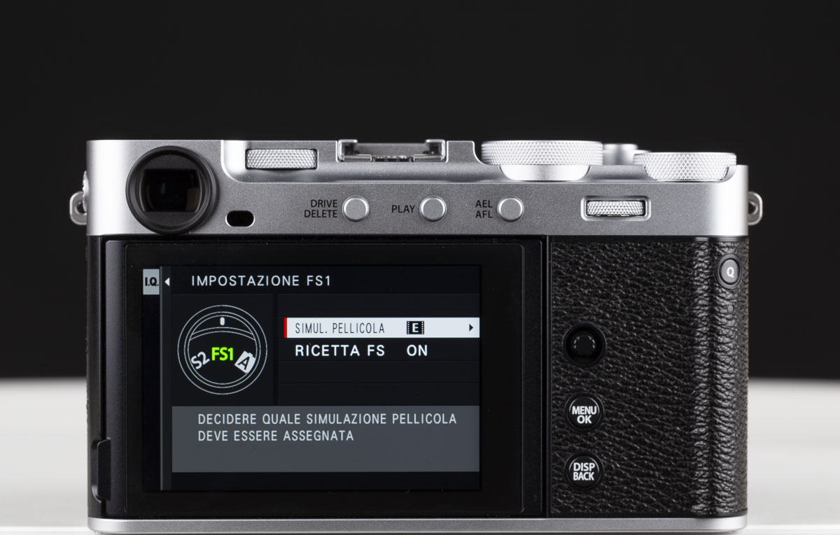 La ghiera dedicata alla selezione delle Film Simulation ospita tre registri personalizzabili con altrettante "ricette": ciascuna di esse può essere configurata a piacere combinando al timbro immagine anche alcuni effetti, come la grana, il bilanciamento del bianco o il DR per la gestione della gamma dinamica.