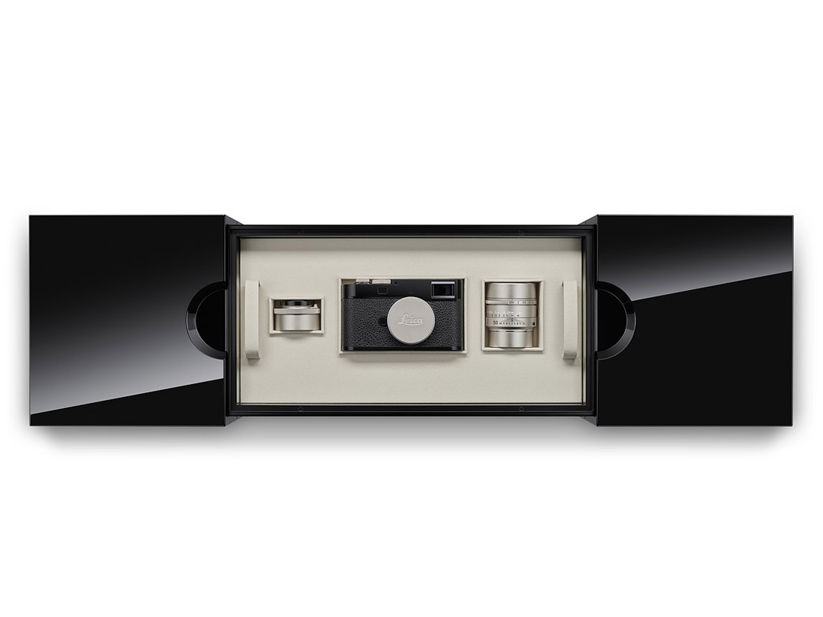 Edizione limitata a 100 esemplari, con design ispirato alla Leica I del 1925: finitura in ottone nero lucido, comandi anodizzati color nichel e assenza del logo rosso. Ogni corpo macchina è numerato da 001 a 100, con il numero 000 riservato al milionesimo esemplare della serie M (N°6000000).