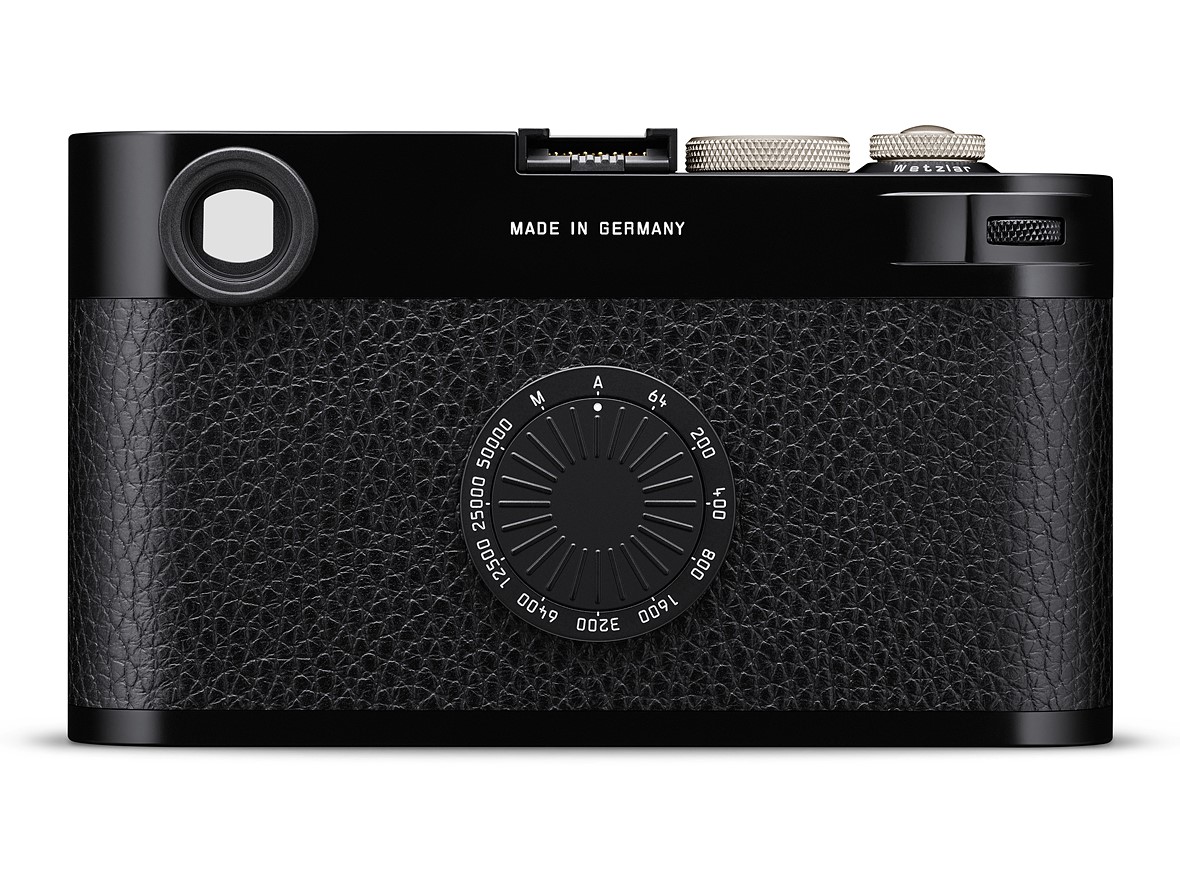 Edizione limitata a 100 esemplari, con design ispirato alla Leica I del 1925: finitura in ottone nero lucido, comandi anodizzati color nichel e assenza del logo rosso. Ogni corpo macchina è numerato da 001 a 100, con il numero 000 riservato al milionesimo esemplare della serie M (N°6000000).