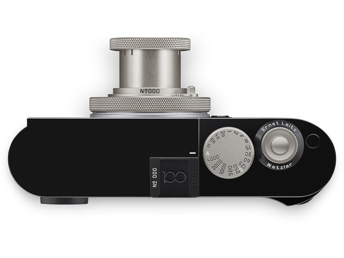 Edizione limitata a 100 esemplari, con design ispirato alla Leica I del 1925: finitura in ottone nero lucido, comandi anodizzati color nichel e assenza del logo rosso. Ogni corpo macchina è numerato da 001 a 100, con il numero 000 riservato al milionesimo esemplare della serie M (N°6000000).
