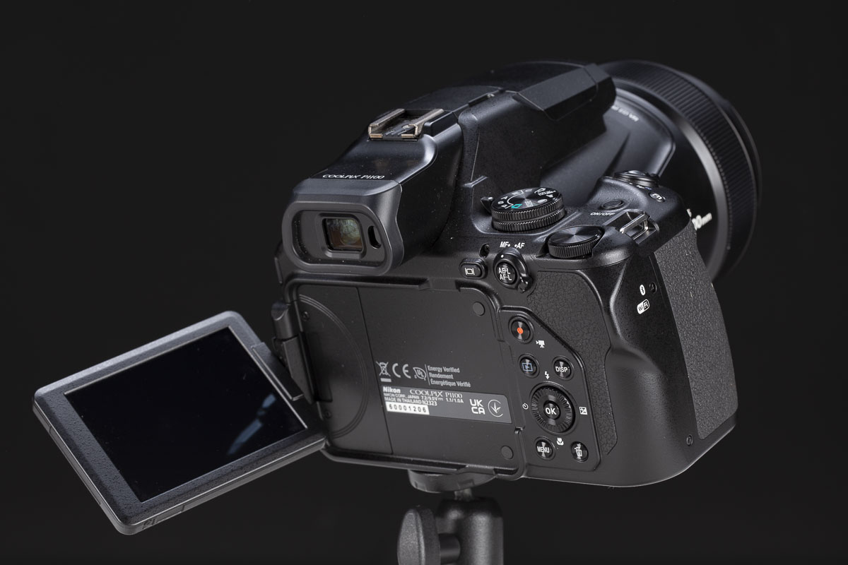 Il monitor della Nikon Coolpix P1100 è completamente articolato, ma non è sensibile al tocco. Conta di 921k pixel distribuiti su una superficie da 8,1cm di diagonale. Il mirino elettronico offre invece un ingrandimento 0,7x e 2,35MP di risoluzione. La correzione diottrica è concessa entro l'intervallo -3/+3.