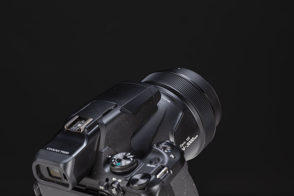 La Nikon P1100 fotografata al minimo del suo ingombro, ossia alla focale di 24mm, e con l'ottica al massimo della sua estensione (3000mm). Nel complesso, lo spazio occupato nello zaino corrisponde grossomodo a quello di una mirrorless di taglia grande equipaggiata con un'ottica tuttofare.