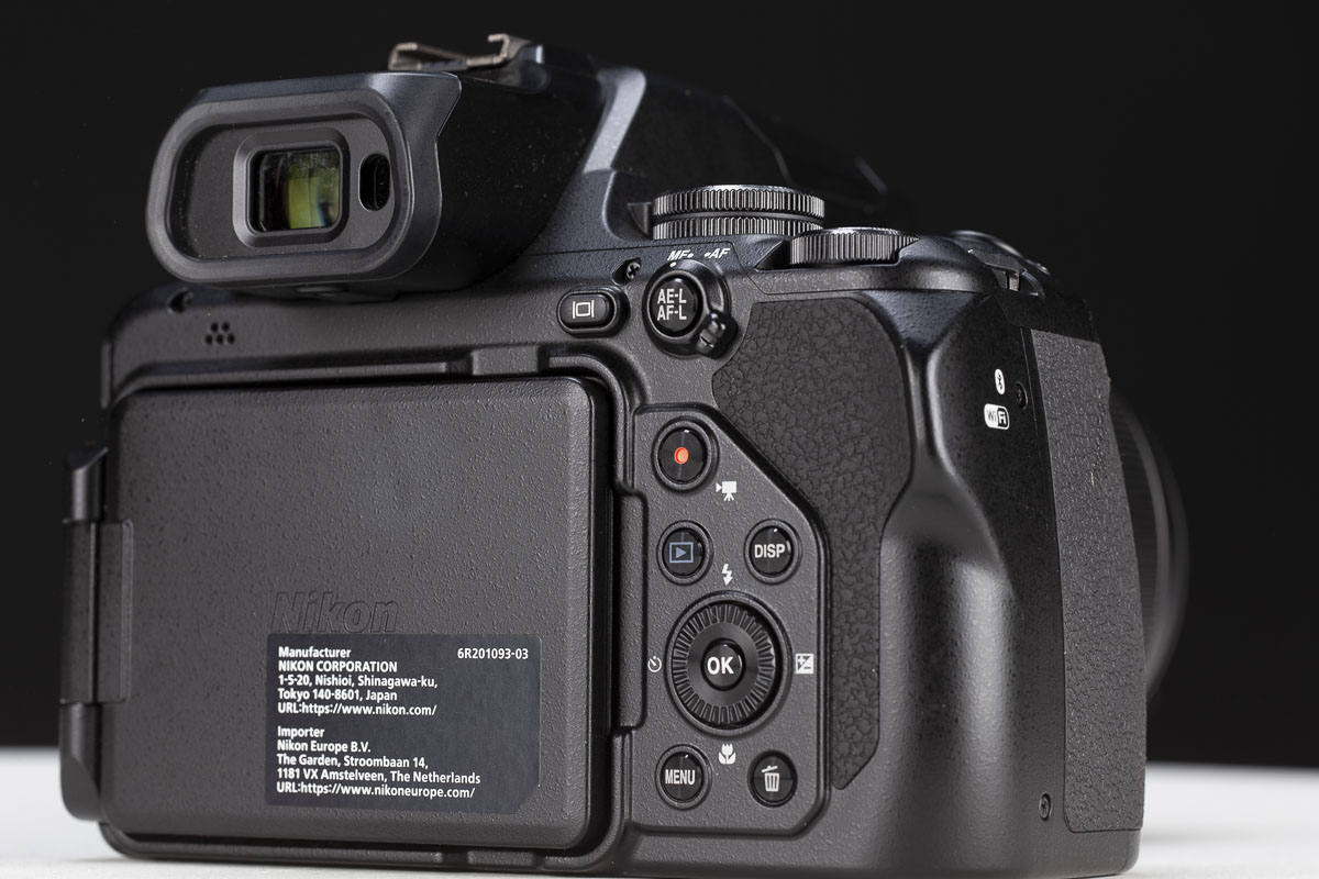 Sul dorso, alla destra del monitor della fotocamera, troviamo tasti in gran quantità, compreso il tasto Play che risulta, dunque, facilmente raggiungibile anche quando si inquadra con l'occhio al mirino. Manca, tuttavia, il joystick per la selezione rapida del punto o dell'area di rilevazione dell'autofocus.