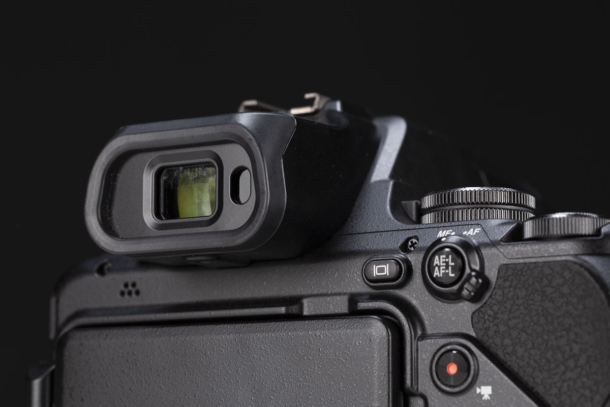Il monitor della Nikon Coolpix P1100 è completamente articolato, ma non è sensibile al tocco. Conta di 921k pixel distribuiti su una superficie da 8,1cm di diagonale. Il mirino elettronico offre invece un ingrandimento 0,7x e 2,35MP di risoluzione. La correzione diottrica è concessa entro l'intervallo -3/+3.