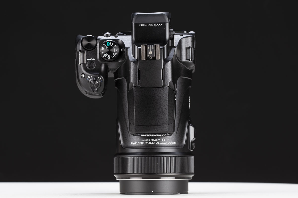 L'ergonomia della Nikon Coolpix P1100 è apprezzabile. Il pulsante di scatto è in posizione avanzata e, complice anche l'impugnatura molto profonda, si raggiunge facilmente. Tempi e diaframmi sono regolabili distintamente, mentre i valori ISO possono essere modificati agendo sulla ghiera multifunzione dell'ottica, che è riprogrammabile.