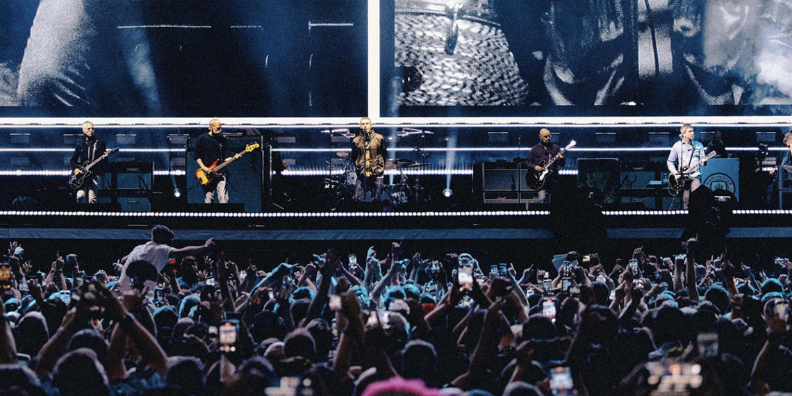 Una delle immagini ufficiali pubblicate da Live Nation UK, il promotore ufficiale del tour di reunion degli Oasis denominato "Oasis Live '25". Le uniche date del tour degli Oasis con la presenza di fotografi accreditati dalle agenzie sono state le prime due tappe di Cardiff, il 4 e 5 luglio. Dalla successiva tappa di Manchester, il tour sta proseguendo senza la copertura di fotografi accreditati.