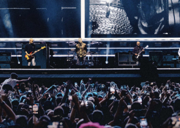 Una delle immagini ufficiali pubblicate da Live Nation UK, il promotore ufficiale del tour di reunion degli Oasis denominato "Oasis Live '25". Le uniche date del tour degli Oasis con la presenza di fotografi accreditati dalle agenzie sono state le prime due tappe di Cardiff, il 4 e 5 luglio. Dalla successiva tappa di Manchester, il tour sta proseguendo senza la copertura di fotografi accreditati.