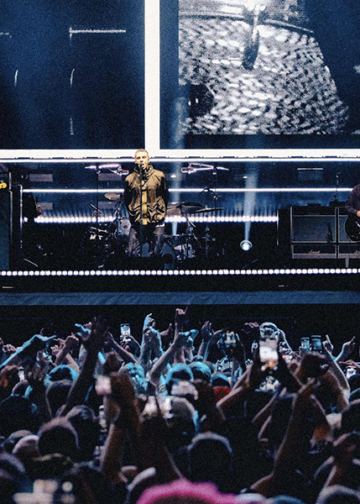 Una delle immagini ufficiali pubblicate da Live Nation UK, il promotore ufficiale del tour di reunion degli Oasis denominato "Oasis Live '25". Le uniche date del tour degli Oasis con la presenza di fotografi accreditati dalle agenzie sono state le prime due tappe di Cardiff, il 4 e 5 luglio. Dalla successiva tappa di Manchester, il tour sta proseguendo senza la copertura di fotografi accreditati.