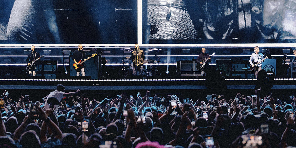 Una delle immagini ufficiali pubblicate da Live Nation UK, il promotore ufficiale del tour di reunion degli Oasis denominato "Oasis Live '25". Le uniche date del tour degli Oasis con la presenza di fotografi accreditati dalle agenzie sono state le prime due tappe di Cardiff, il 4 e 5 luglio. Dalla successiva tappa di Manchester, il tour sta proseguendo senza la copertura di fotografi accreditati.