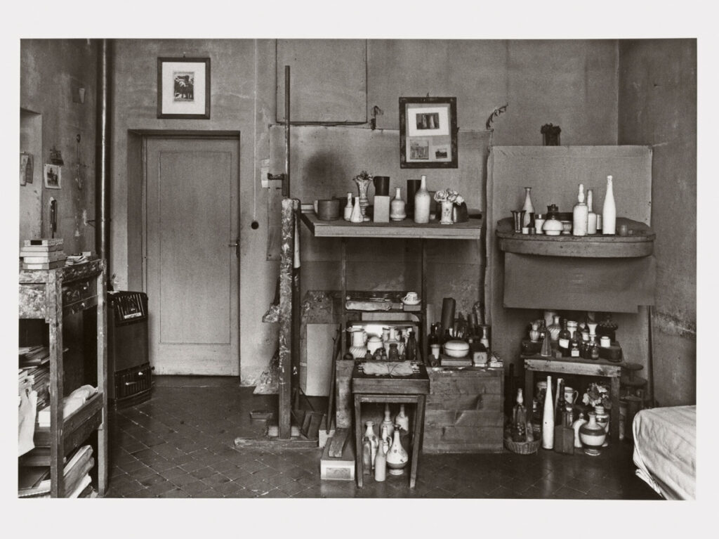 Studio di Giorgio Morandi 1993 - Gianni Berengo Gardin, Lo studio, 1993, stampa ai sali d'argento, Archivio Gianni Berengo Gardin, Milano. © 2025 Gianni Berengo Gardin / Fondazione Forma per la Fotografia / Contrasto