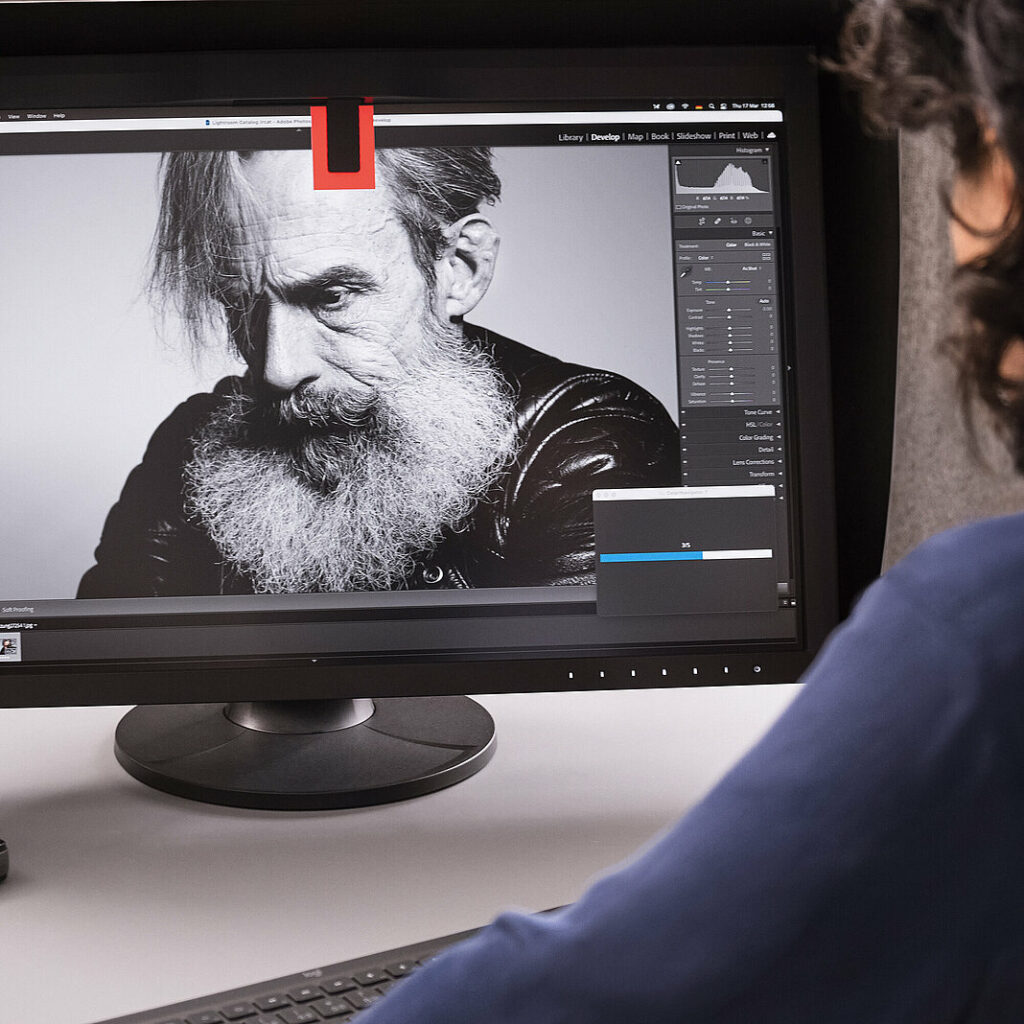 Come i monitor di fascia alta, anche l'EIZO CG2400S integra un sondino per la calibrazione del pannello IPS.