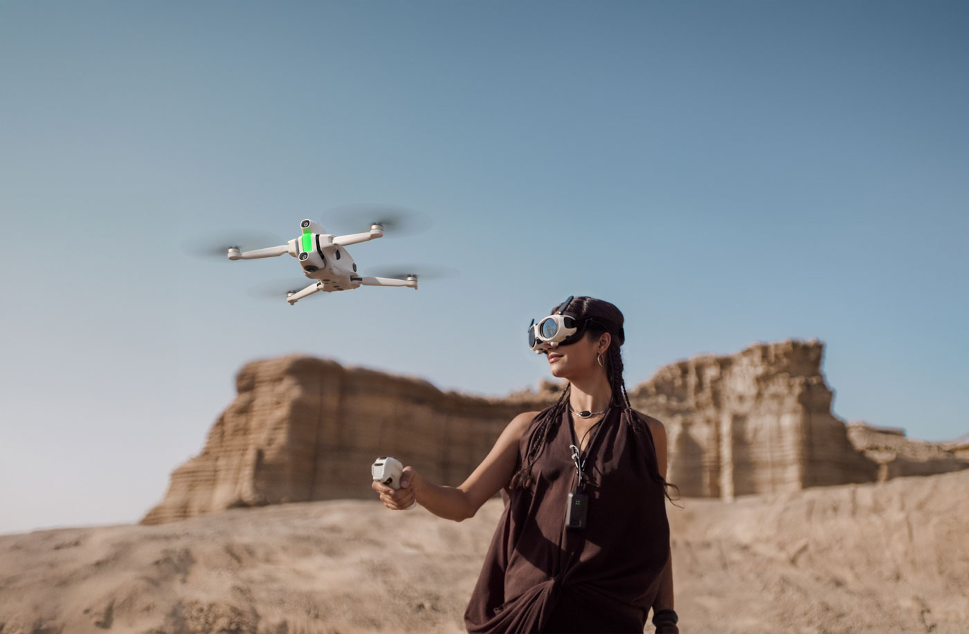 Il drone ultraleggero da 249g viene pilotato tramite i gesti intuitivi della mano con il controller Grip, mentre il visore Vision offre un'esperienza di volo immersiva. La tecnologia FreeMotion, permette al pilota di guardare liberamente in qualsiasi direzione mentre il drone si muove in un'altra.