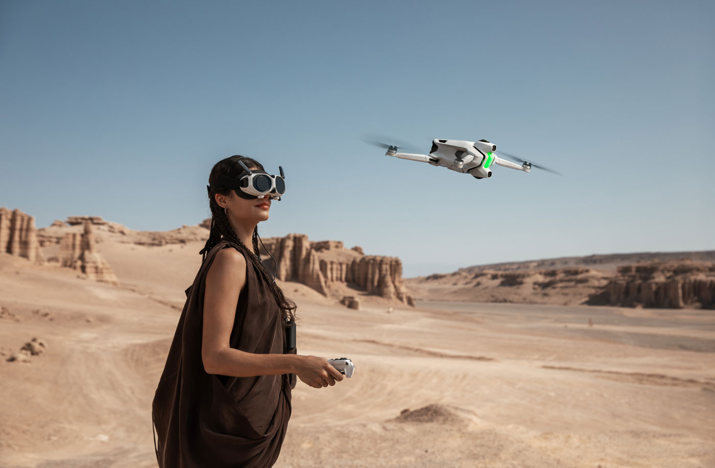 Il drone ultraleggero da 249g viene pilotato tramite i gesti intuitivi della mano con il controller Grip, mentre il visore Vision offre un'esperienza di volo immersiva. La tecnologia FreeMotion, permette al pilota di guardare liberamente in qualsiasi direzione mentre il drone si muove in un'altra.