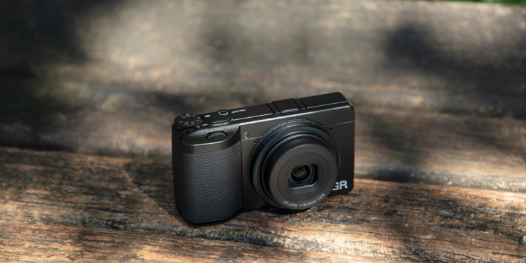 La nuova Ricoh GR IV sarà disponibile da metà settembre a 1.350 euro.
