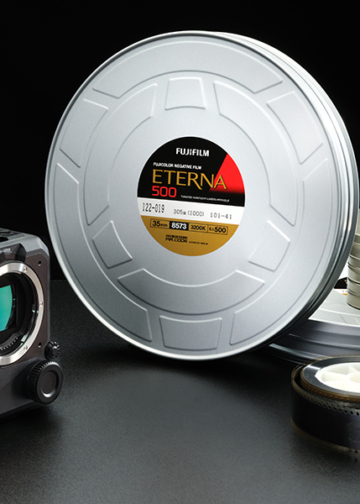 La Fujifilm GFX Eterna 55 costa 16.409 euro. Un chiaro indizio di come questa macchina da presa sia riservata, principalmente, alle grandi produzioni cinematografiche.