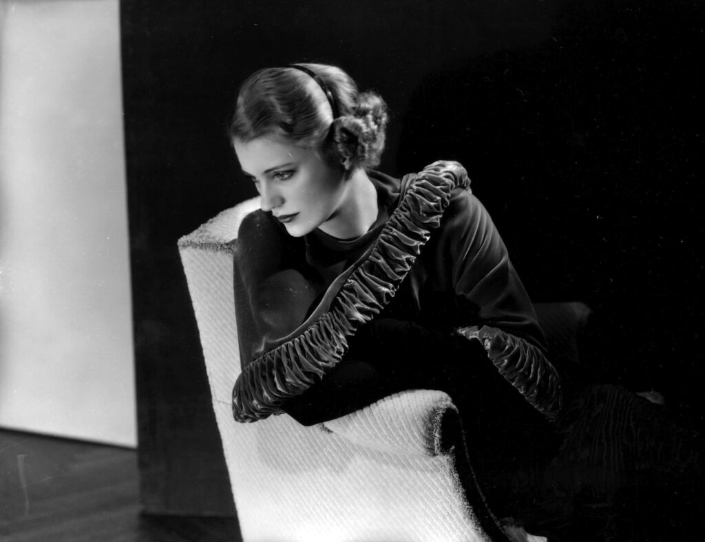 Miss Lee Miller, Autoritratto, (acconciatura di Dimitry). Lee Miller Studios, Inc., New York, USA, 1932. © Lee Mille Archives, England 2025