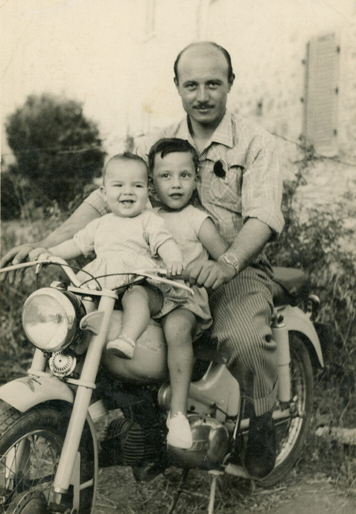 Alfredo Regoli sul suo Gabbiano 125 con i figli Alessandro e Luciano, futuri fotografo e pittore, a Centocelle, Roma, 1955
