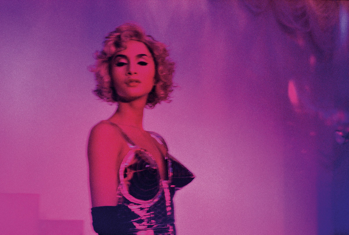 C performing as Madonna, Bangkok, 1992. © Nan Goldin, cortesia Gagosian