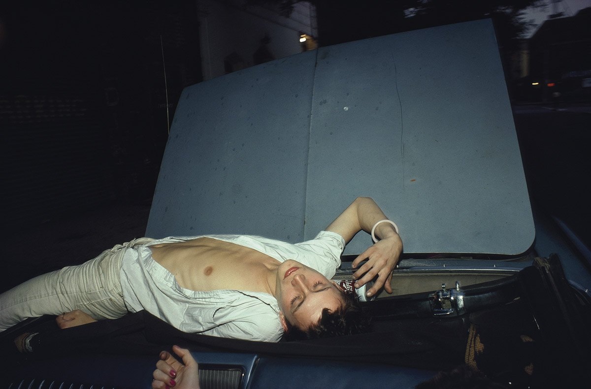 French Chris on the convertible, New York City, 1979. © Nan Goldin, cortesia Gagosian