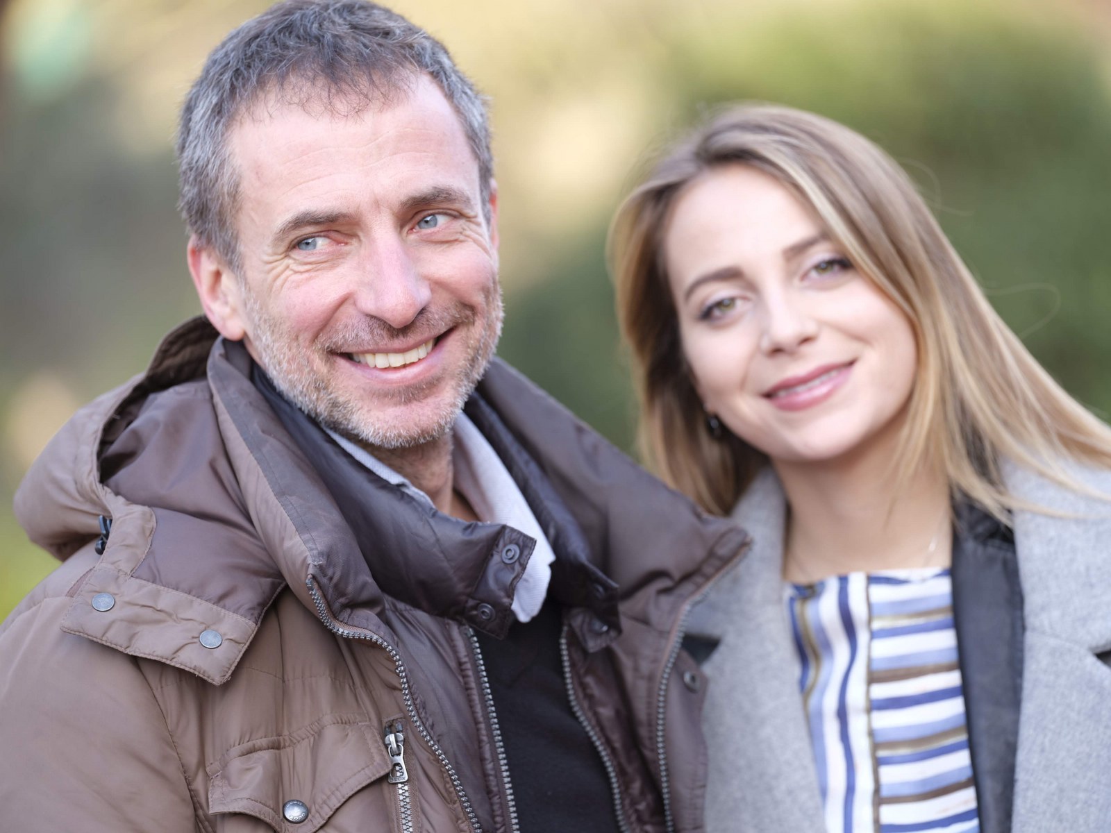 Ritratto due persone una fuori fuoco