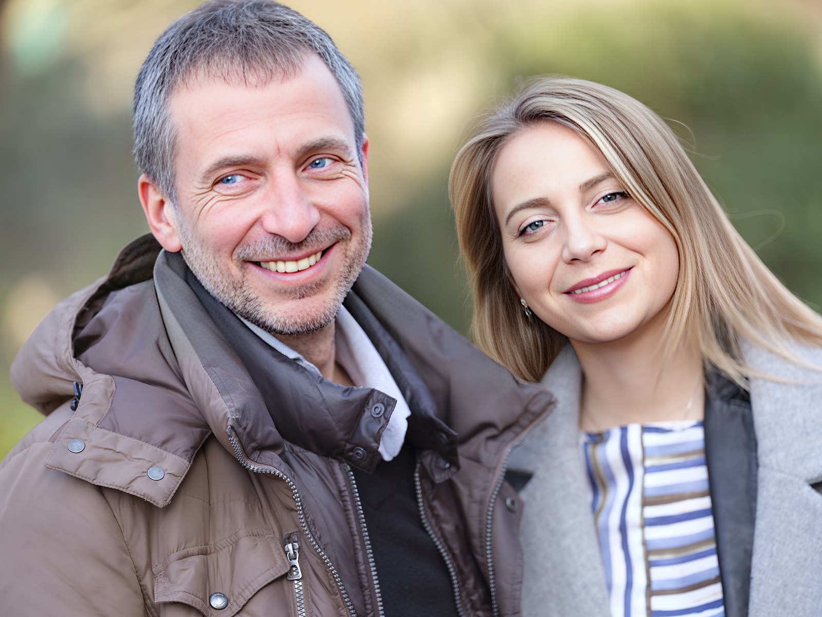 Ritratto due persone una fuori fuoco recupero Aiarty Image Enhancer