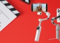L'insta360 Flow 2 Pro è un gimbal per smartphone con sistema di stabilizzazione a tre assi, mini treppiedi e selfie stick integrato. I prezzi partono da 170 euro.