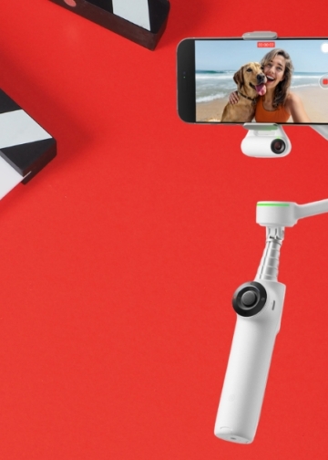 L'insta360 Flow 2 Pro è un gimbal per smartphone con sistema di stabilizzazione a tre assi, mini treppiedi e selfie stick integrato. I prezzi partono da 170 euro.