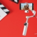 L'insta360 Flow 2 Pro è un gimbal per smartphone con sistema di stabilizzazione a tre assi, mini treppiedi e selfie stick integrato. I prezzi partono da 170 euro.